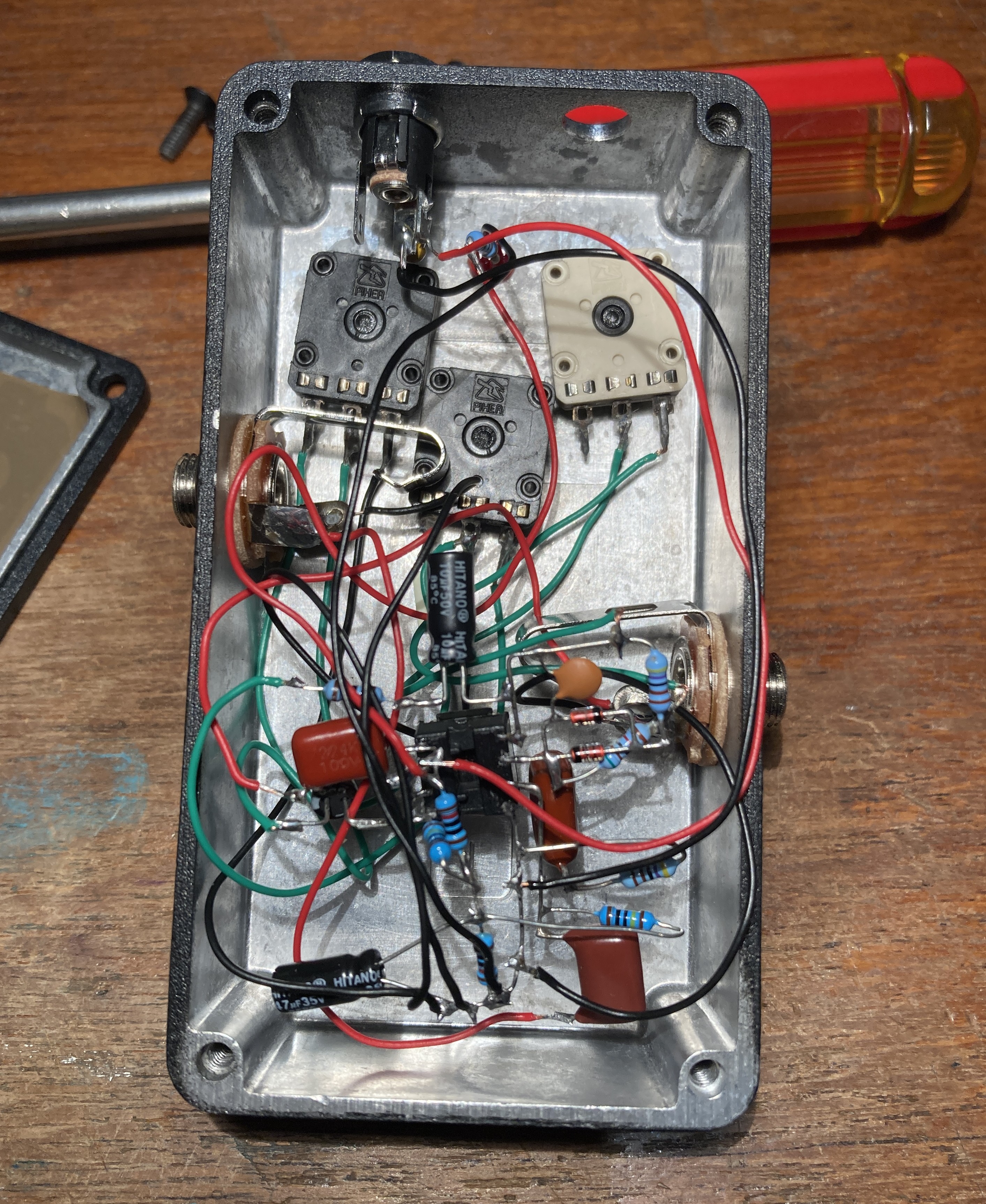 The dead bug wiring inside the enclosure